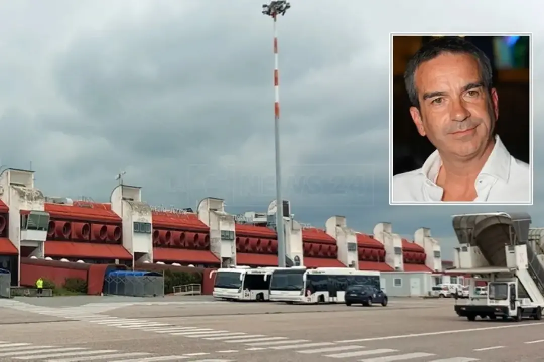 Il governatore Occhiuto e sullo sfondo l\\'aeroporto di Lamezia