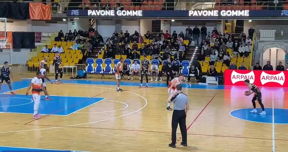 Basket Calabria, la Viola Reggio torna “normale”: prima sconfitta stagionale in Serie B Interregionale per i neroarancio