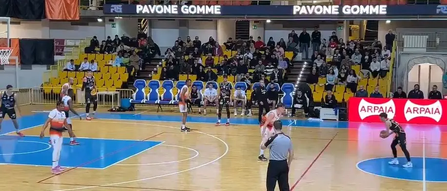 Basket Calabria, la Viola Reggio torna “normale”: prima sconfitta stagionale in Serie B Interregionale per i neroarancio