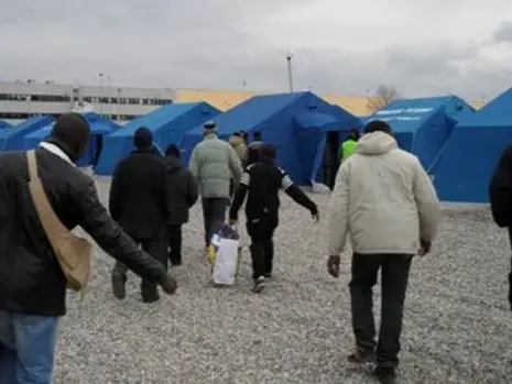 Tendopoli migranti San Ferdinando, le associazioni chiedono un incontro a prefettura, Asp e Regione: «Si rischia una rivolta»