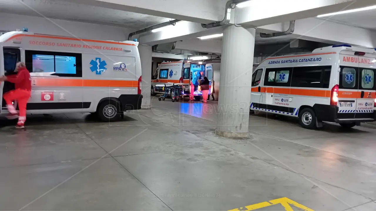 Tutte le barelle del pronto soccorso sono occupate, ferme le ambulanze del 118 di Catanzaro