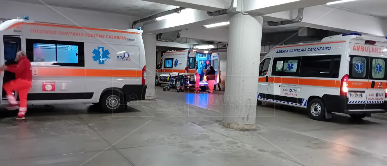 A Catanzaro tutte le barelle del pronto soccorso sono occupate, ferme le ambulanze del 118