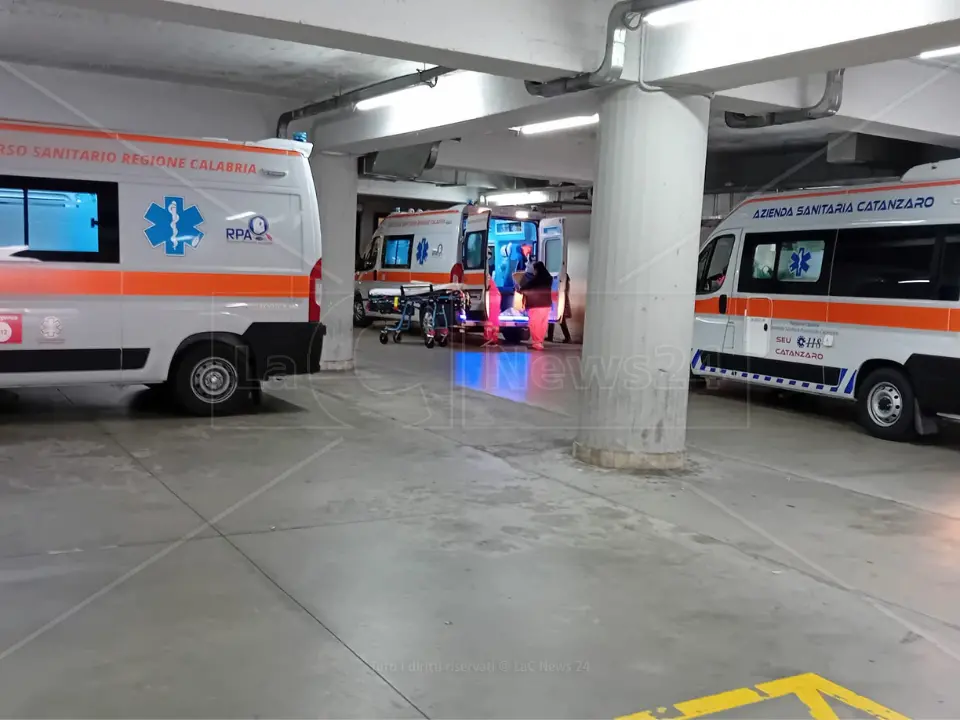 Tutte le barelle del pronto soccorso sono occupate, ferme le ambulanze del 118 di Catanzaro