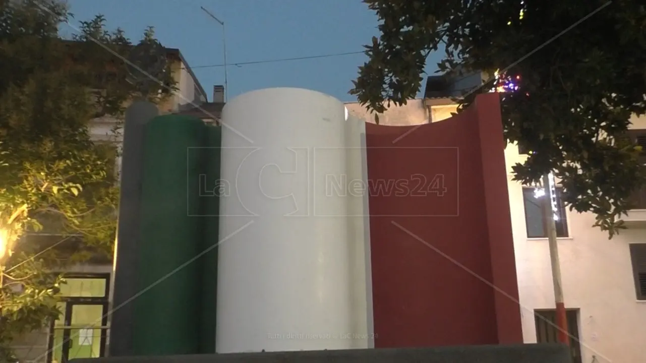 <p>Il monumento al&nbsp;Tricolore in piazza Domenico Romeo a Santo Stefano in Aspromonte</p>\\n