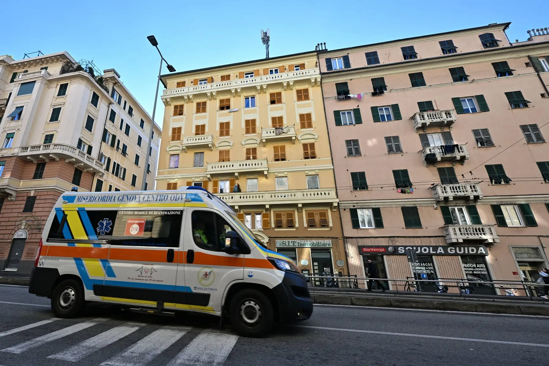 Genova, due sorelle si gettano dal quarto piano: una muore, l'altra è grave. In casa c’erano quattro bambini\n