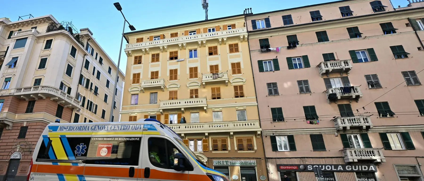 Genova, due sorelle si gettano dal quarto piano: una muore, l'altra è grave. In casa c’erano quattro bambini\n
