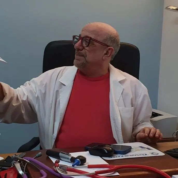 Lo sfogo della sorella di Enzo Saporiti, medico morto di infarto a Scalea: «Basta ambulanze senza dottori»\n