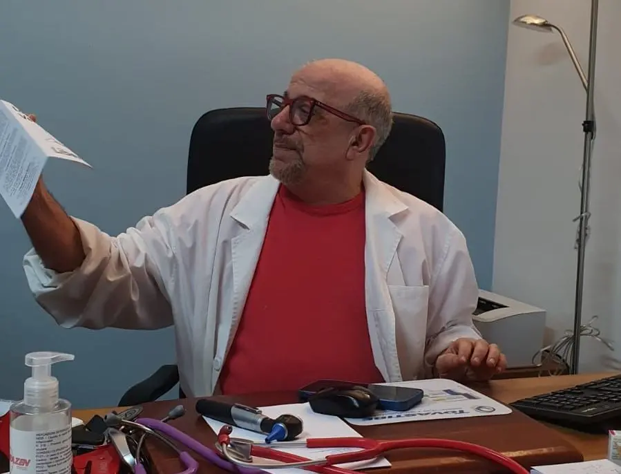 Lo sfogo della sorella di Enzo Saporiti, medico morto di infarto a Scalea: «Basta ambulanze senza dottori»\n