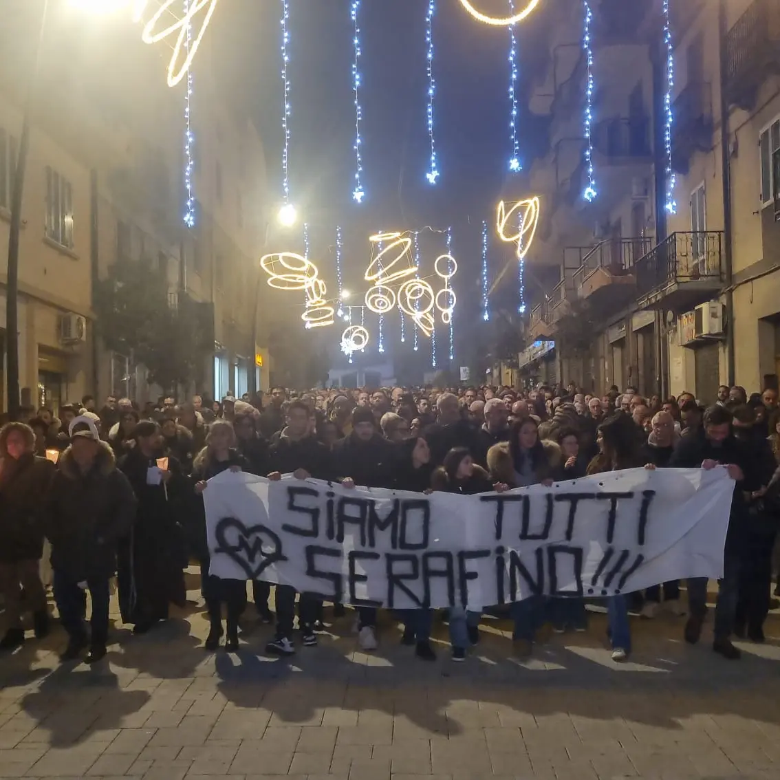 San Giovanni in Fiore sfila in silenzio per ricordare Serafino Congi e reclamare il «diritto alla sanità»\u00A0\n