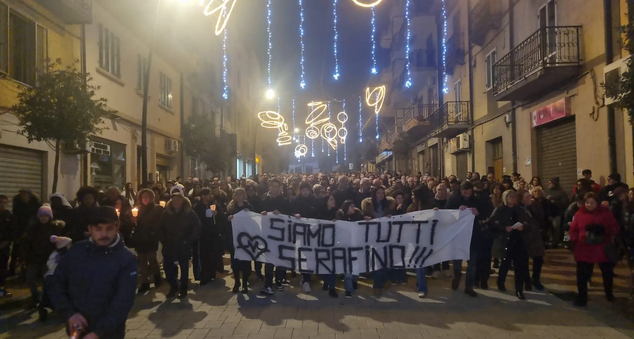 San Giovanni in Fiore sfila in silenzio per ricordare Serafino Congi e reclamare il «diritto alla sanità»\u00A0\n