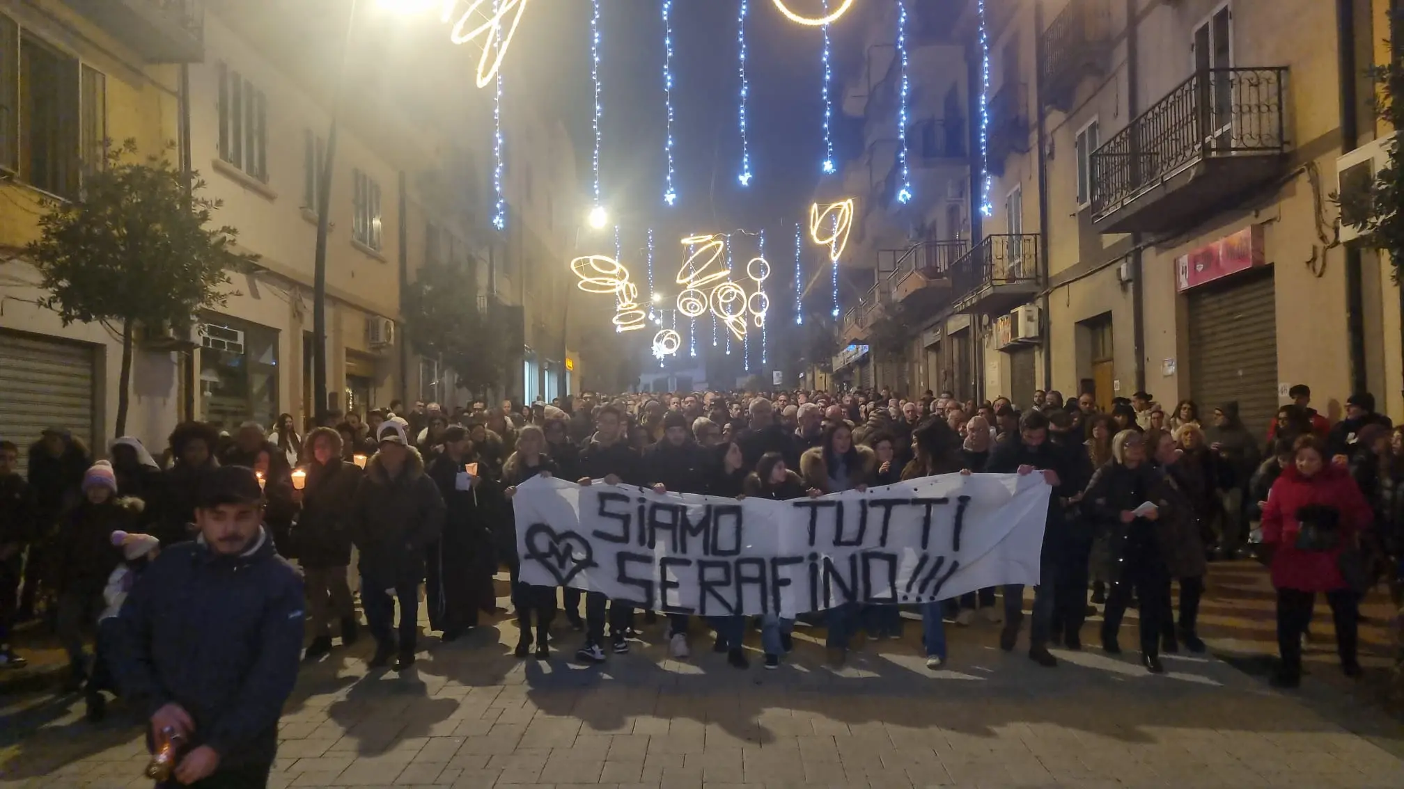 San Giovanni in Fiore sfila in silenzio per ricordare Serafino Congi e reclamare il «diritto alla sanità»\u00A0\n