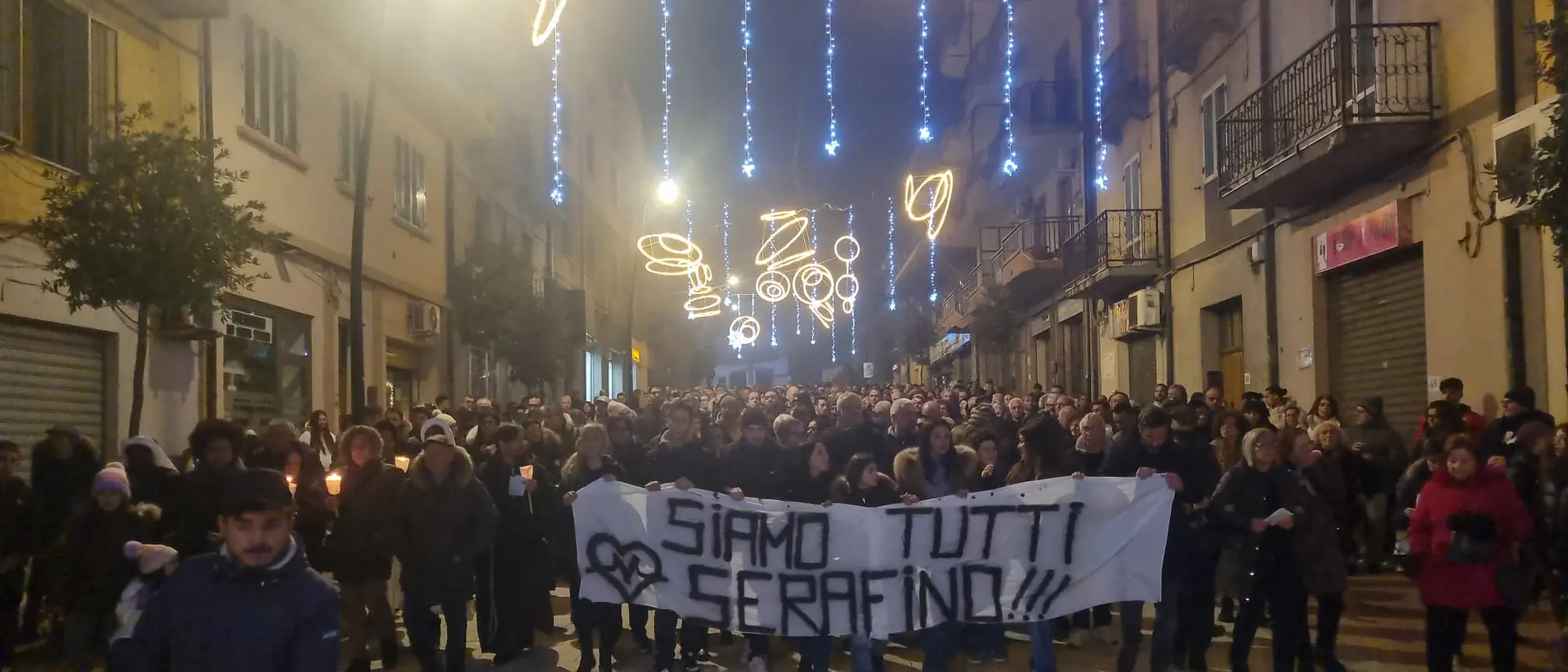 San Giovanni in Fiore sfila in silenzio per ricordare Serafino Congi e reclamare il «diritto alla sanità»\u00A0\n