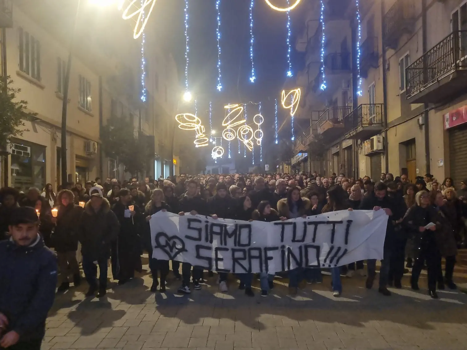 San Giovanni in Fiore sfila in silenzio per ricordare Serafino Congi e reclamare il «diritto alla sanità»