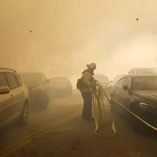Los Angeles, vasto incendio minaccia le case: oltre 30mila sfollati, 13mila edifici a rischio