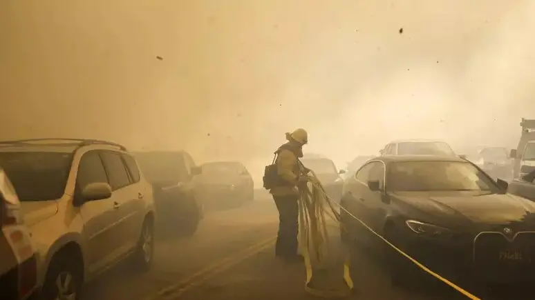 Los Angeles, vasto incendio minaccia le case: oltre 30mila sfollati, 13mila edifici a rischio