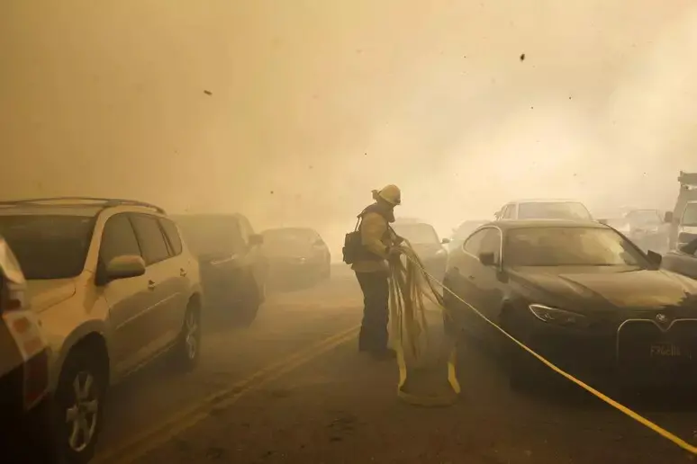 Los Angeles, vasto incendio minaccia le case: oltre 30mila sfollati, 13mila edifici a rischio