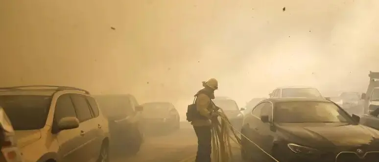 Los Angeles, vasto incendio minaccia le case: oltre 30mila sfollati, 13mila edifici a rischio