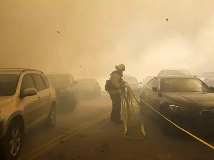 Los Angeles, vasto incendio minaccia le case: oltre 30mila sfollati, 13mila edifici a rischio