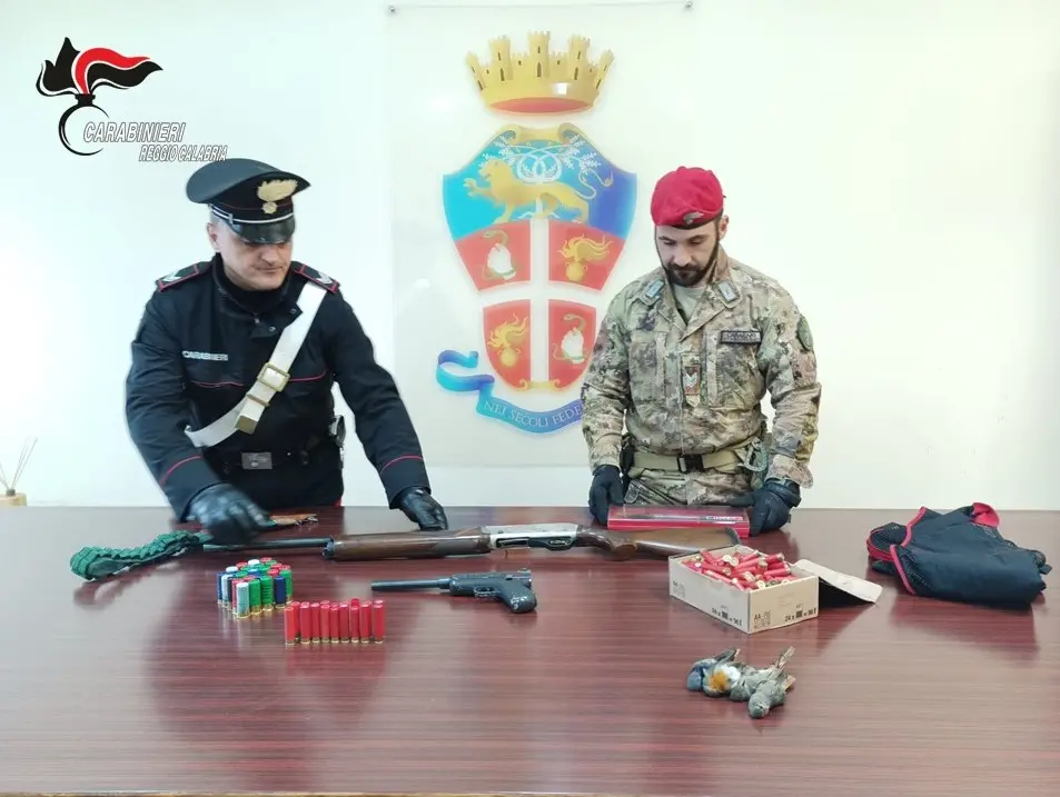 Ancora armi clandestine nella Locride: sequestrati fucile, pistola e 200 munizioni. C’è un arresto