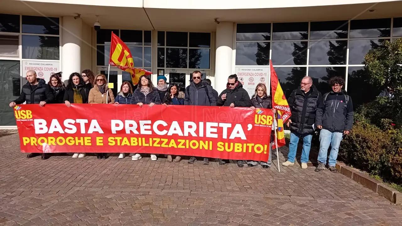 La protesta di infermieri e oss non rinnovati a Vibo arriva in Regione: «Quali esuberi? Senza di noi Pronto soccorso e reparti nel caos»