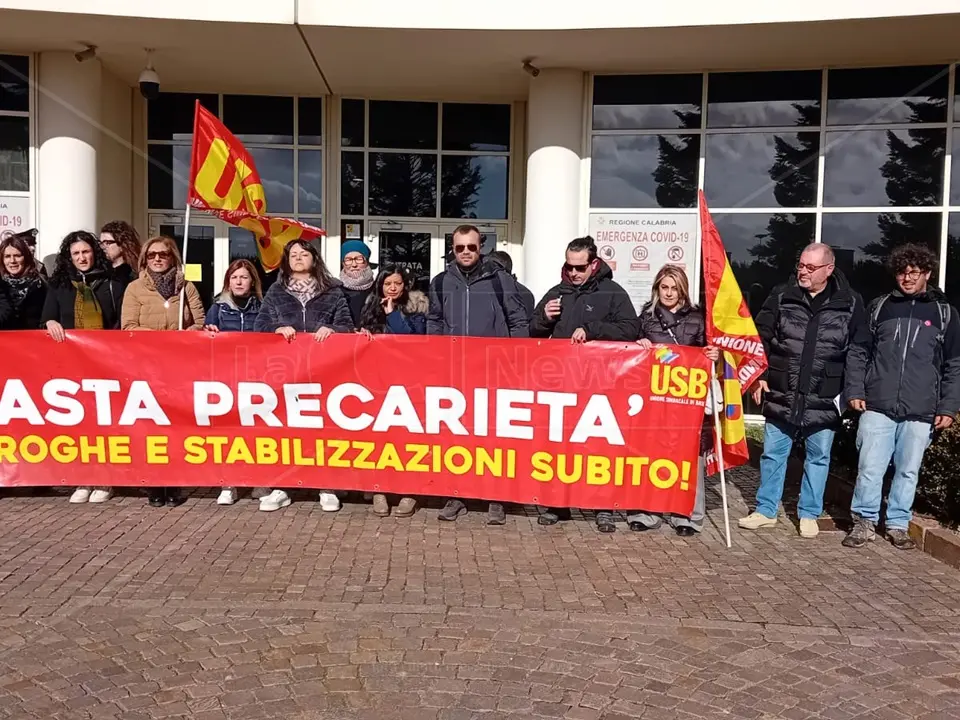 La protesta di infermieri e oss non rinnovati a Vibo arriva in Regione: «Quali esuberi? Senza di noi Pronto soccorso e reparti nel caos»