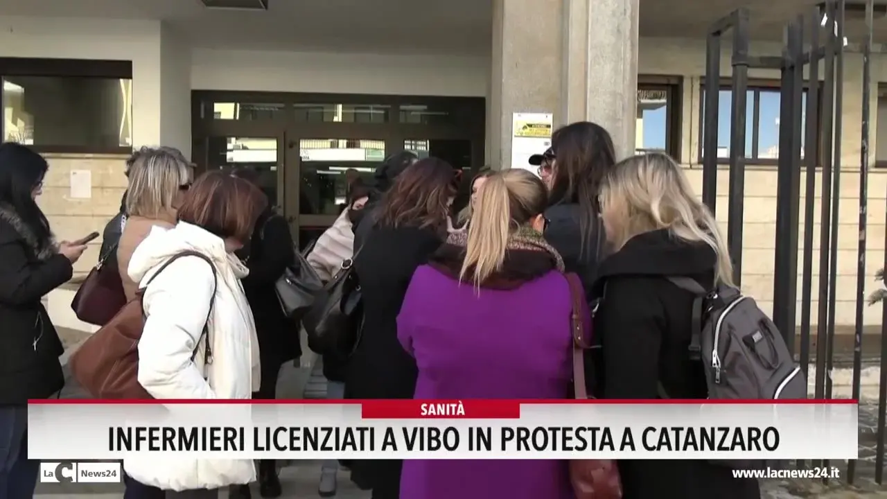 Infermieri licenziati a Vibo in protesta a Catanzaro