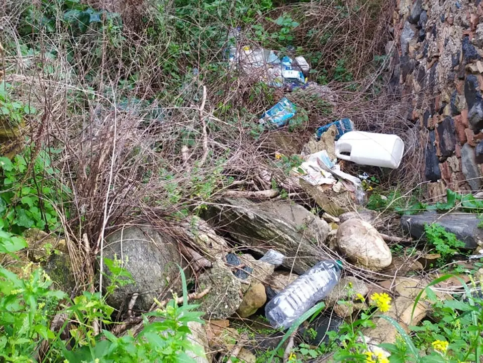 «Morti e casi di tumore aumentano»: a Reggio Calabria il comitato di Mosorrofa ha paura di discariche e incendi di rifiuti