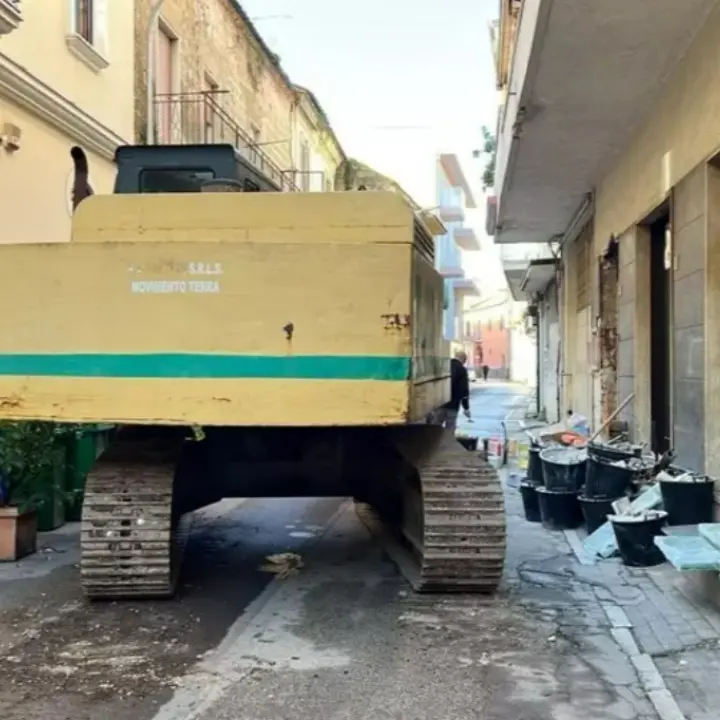 Bloccano la strada con un tir e tentano il colpo\u00A0alla banca utilizzando una ruspa: scene da film nel Casertano\n