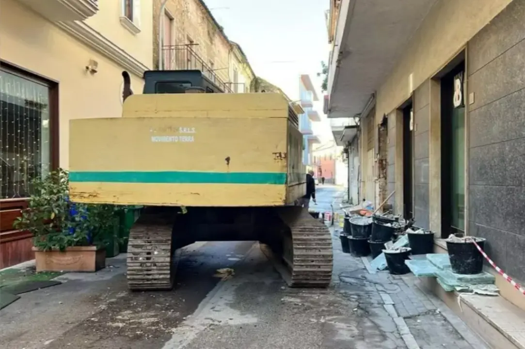 Bloccano la strada con un tir e tentano il colpo\u00A0alla banca utilizzando una ruspa: scene da film nel Casertano\n