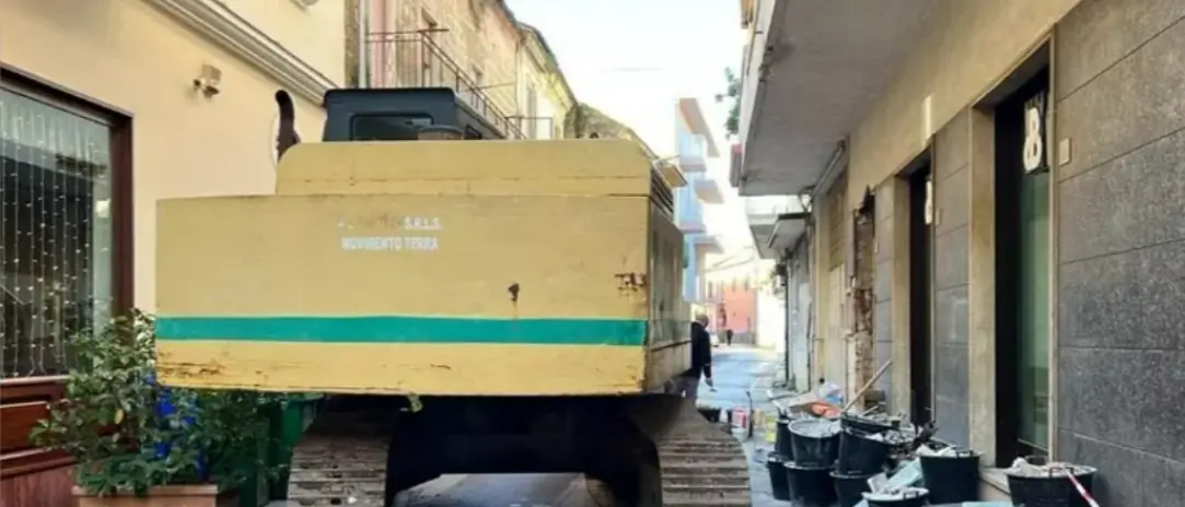 Bloccano la strada con un tir e tentano il colpo\u00A0alla banca utilizzando una ruspa: scene da film nel Casertano\n