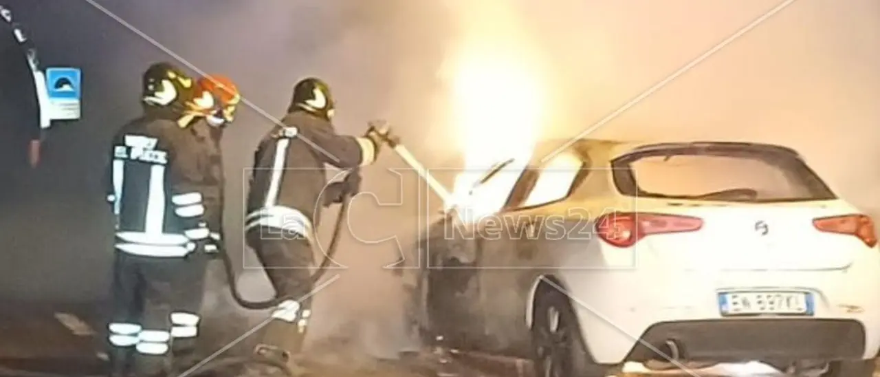 Mezzo in fiamme lungo la statale 18 ad Acquappesa: disagi per il traffico\n