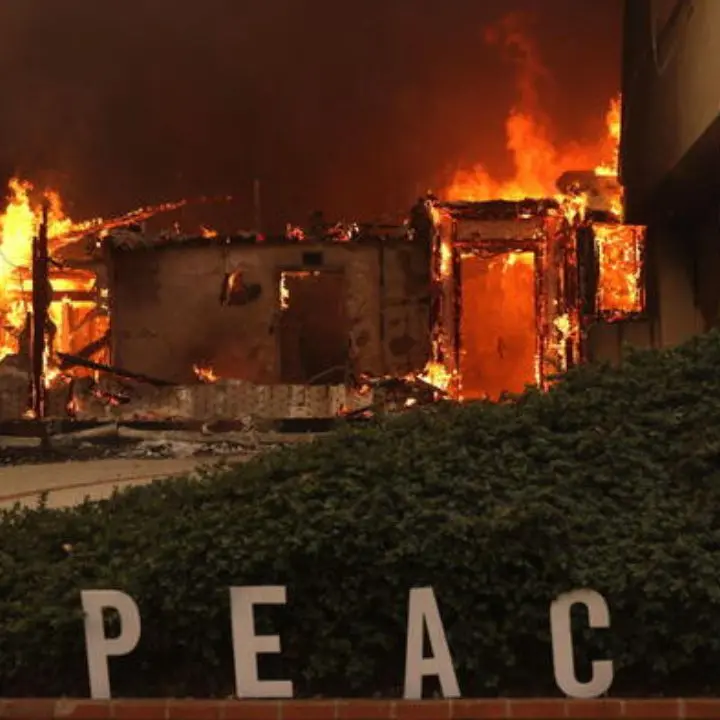 Inferno di fuoco a Los Angeles, migliaia di cittadini in fuga. Biden annulla il viaggio in Italia\n