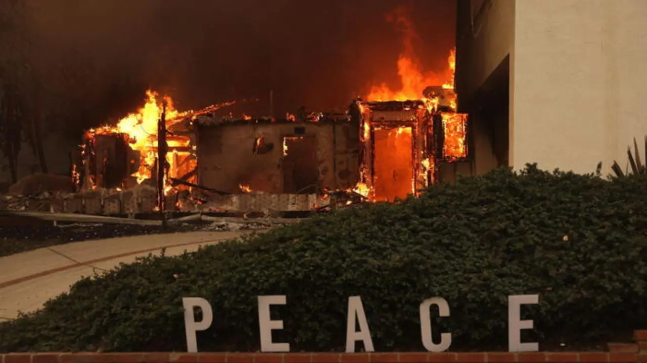 Inferno di fuoco a Los Angeles, migliaia di cittadini in fuga. Biden annulla il viaggio in Italia\n