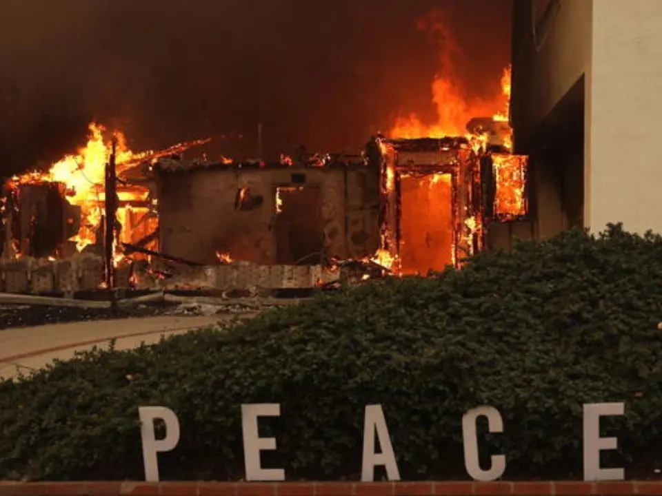 Inferno di fuoco a Los Angeles, migliaia di cittadini in fuga. Biden annulla il viaggio in Italia