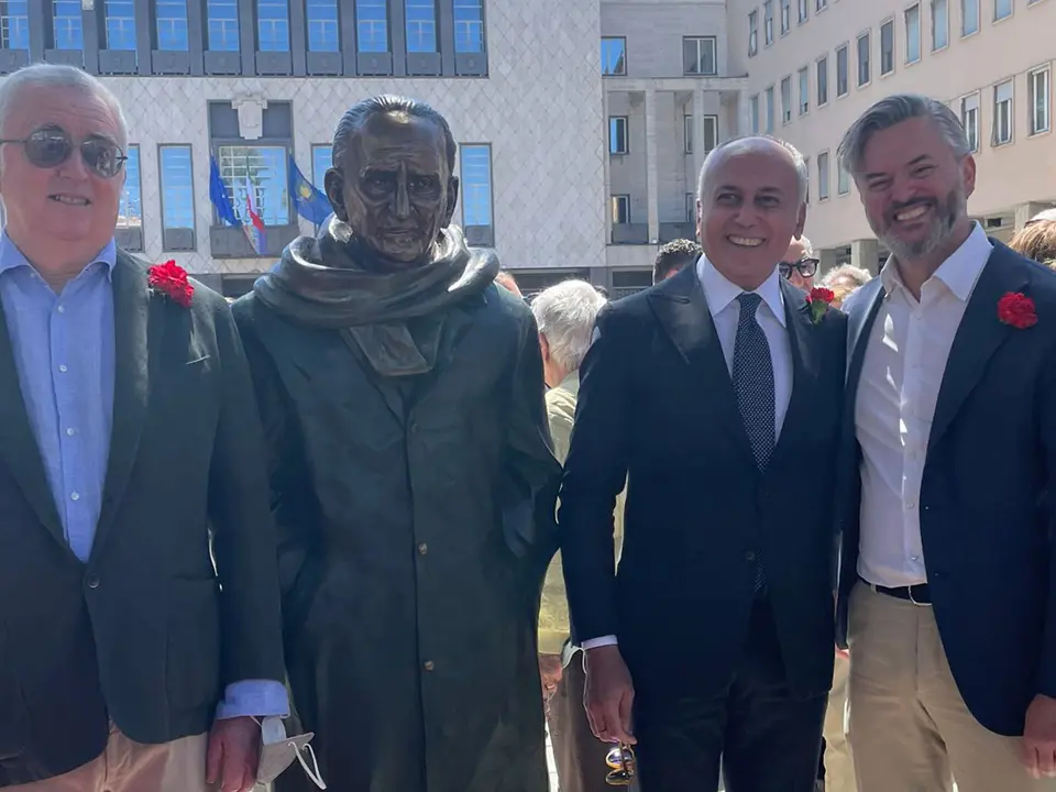 Cosenza, Caruso sfratta Mancini: il sindaco chiede di spostare entro 10 giorni la statua dedicata al Leone socialista