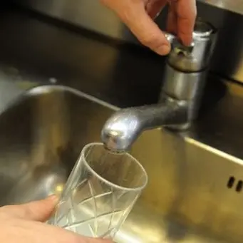 «A Corigliano ogni giorno da 6 anni acqua staccata alle 14», la denuncia del Movimento per il Territorio