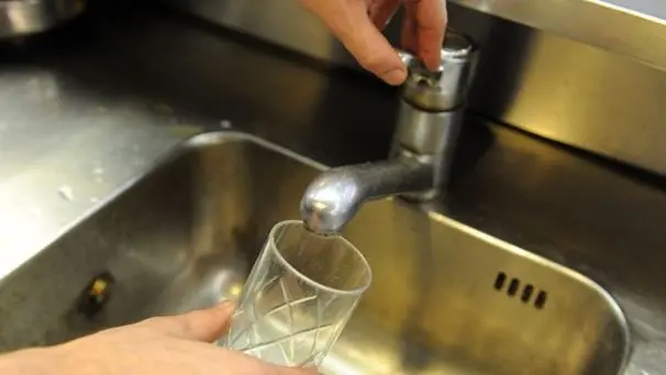 «A Corigliano ogni giorno da 6 anni acqua staccata alle 14», la denuncia del Movimento per il Territorio