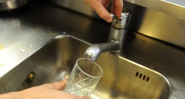 «A Corigliano ogni giorno da 6 anni acqua staccata alle 14», la denuncia del Movimento per il Territorio