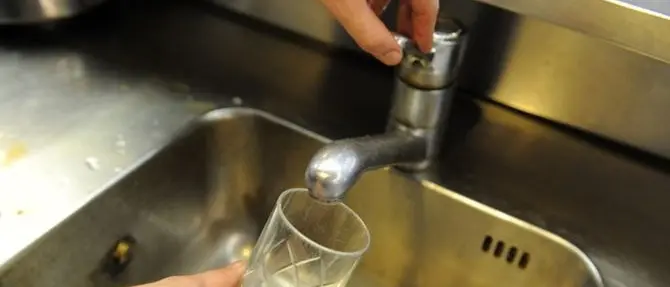 «A Corigliano ogni giorno da 6 anni acqua staccata alle 14», la denuncia del Movimento per il Territorio