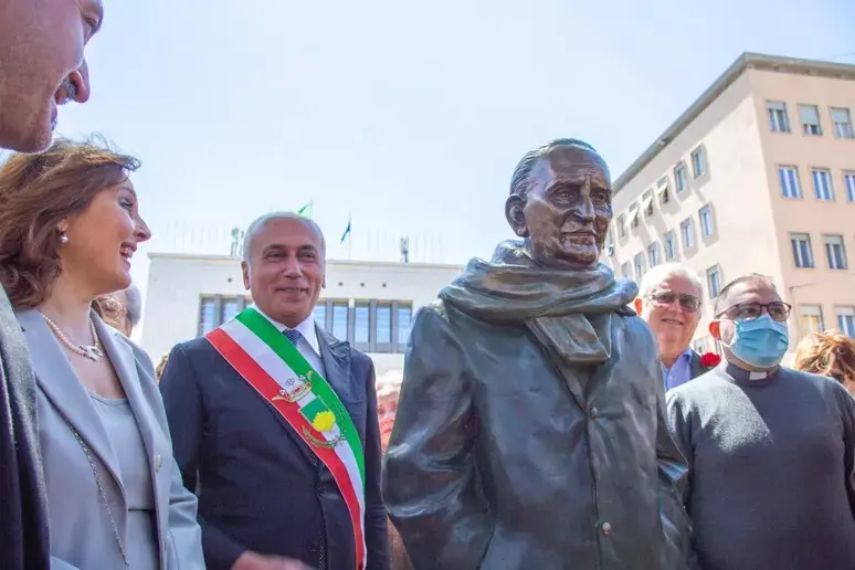 Cosenza, il sindaco Caruso: «Nessuno sfratto per la statua di Mancini, andrà nella piazza a lui intitolata»