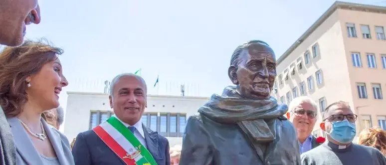 Cosenza, il sindaco Caruso: «Nessuno sfratto per la statua di Mancini, andrà nella piazza a lui intitolata»