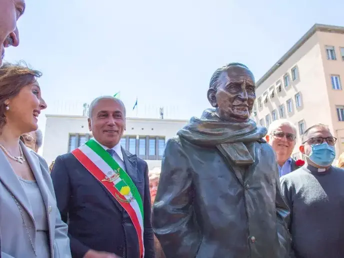 Cosenza, il sindaco Caruso: «Nessuno sfratto per la statua di Mancini, andrà nella piazza a lui intitolata»