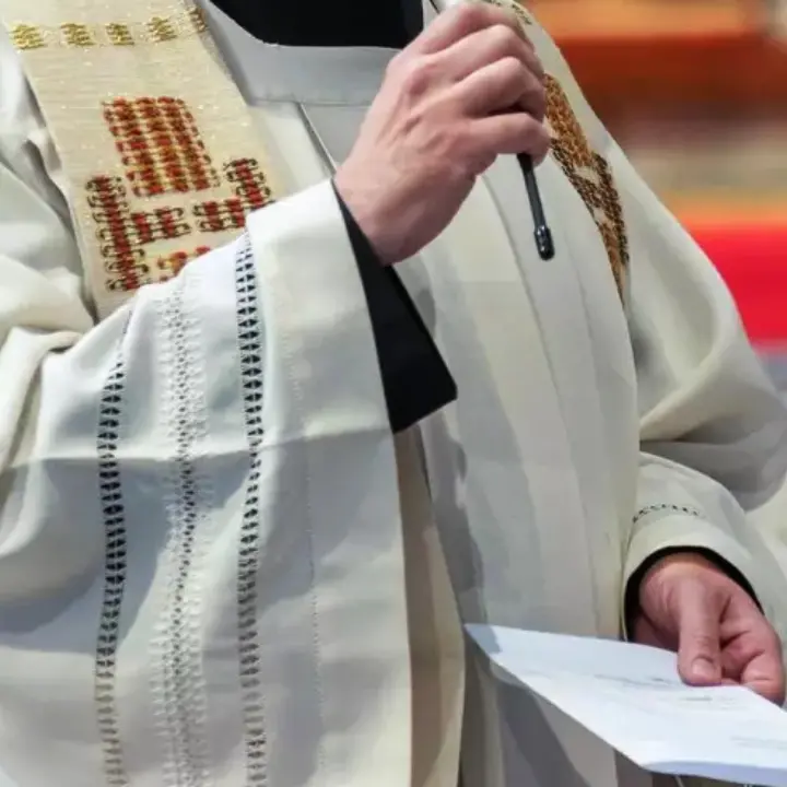 Lascia il marito per il prete, lui si autosospende dalle funzioni religiose\n