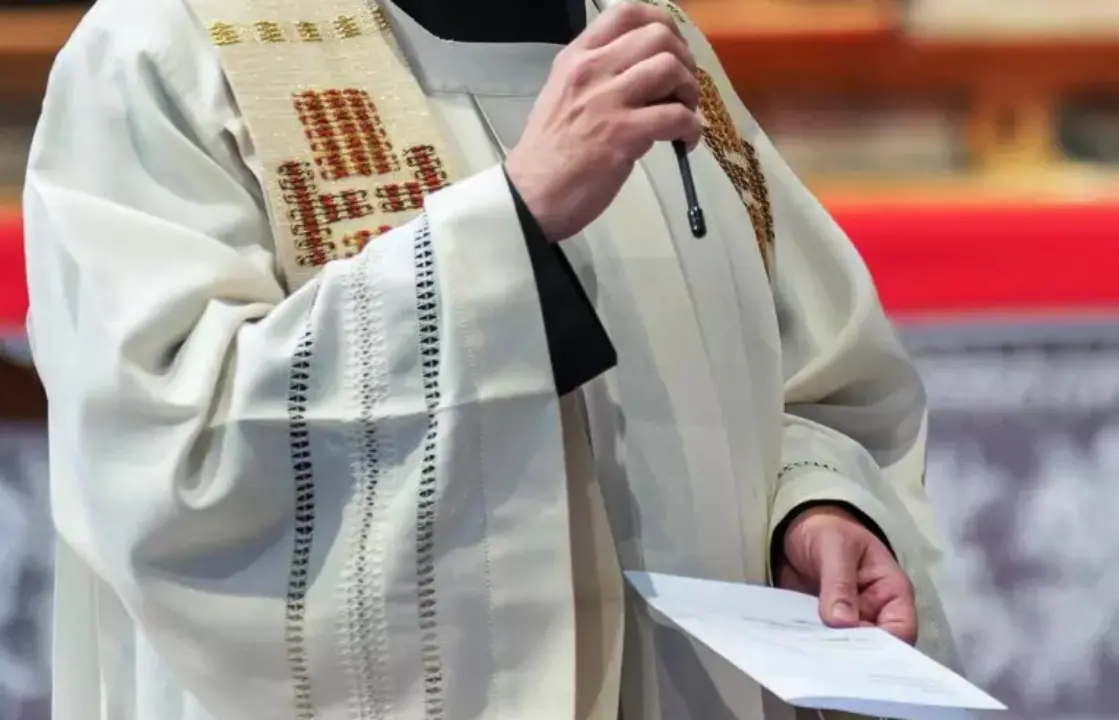 Lascia il marito per il prete, lui si autosospende dalle funzioni religiose\n