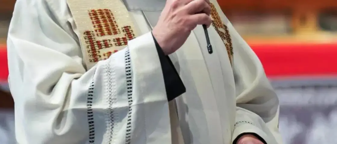 Lascia il marito per il prete, lui si autosospende dalle funzioni religiose\n