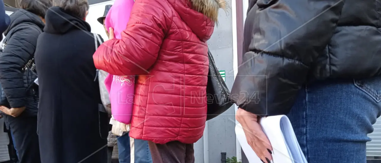 Come dannati in un girone dantesco,\u00A0alla Farmacia territoriale di Vibo ennesima giornata da incubo:\u00A0«Mai visto uno schifo del genere»\n