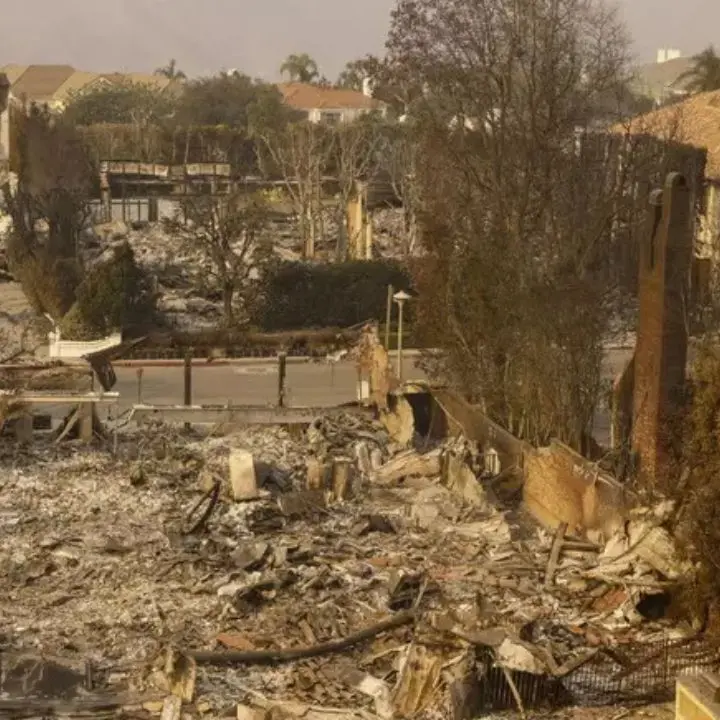 Incendio a Los Angeles, sale il bilancio delle vittime: 7 i morti\n