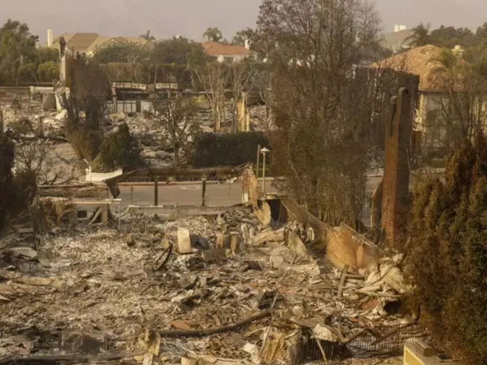 Incendio a Los Angeles, sale il bilancio delle vittime: 7 i morti