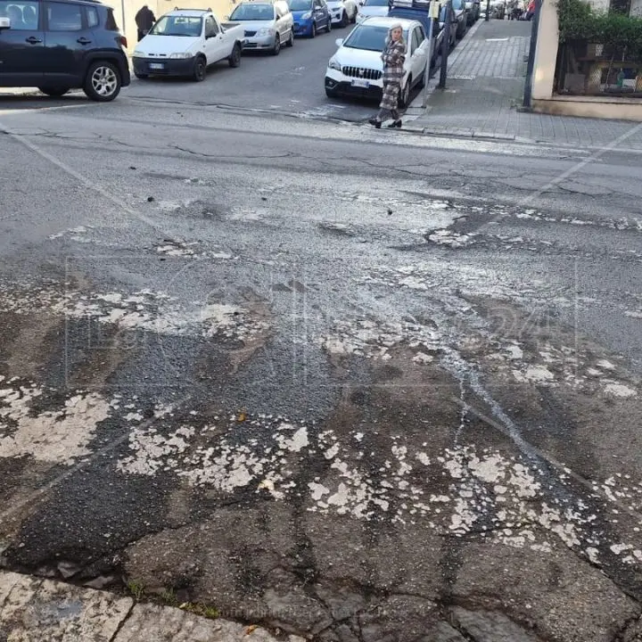 Reggio Calabria, tenta di darsi\u00A0fuoco in pieno centro: ambulante salvato da sanitari e forze dell’ordine\n