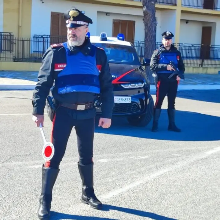 Corigliano-Rossano, in viaggio con 125 dosi di hashish nascoste nell’auto:\u00A0arrestato\n